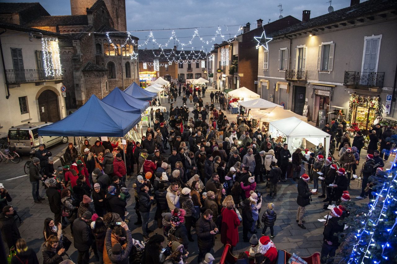 Natale in piazza, il grande albero acceso il giorno dell’Immacolata