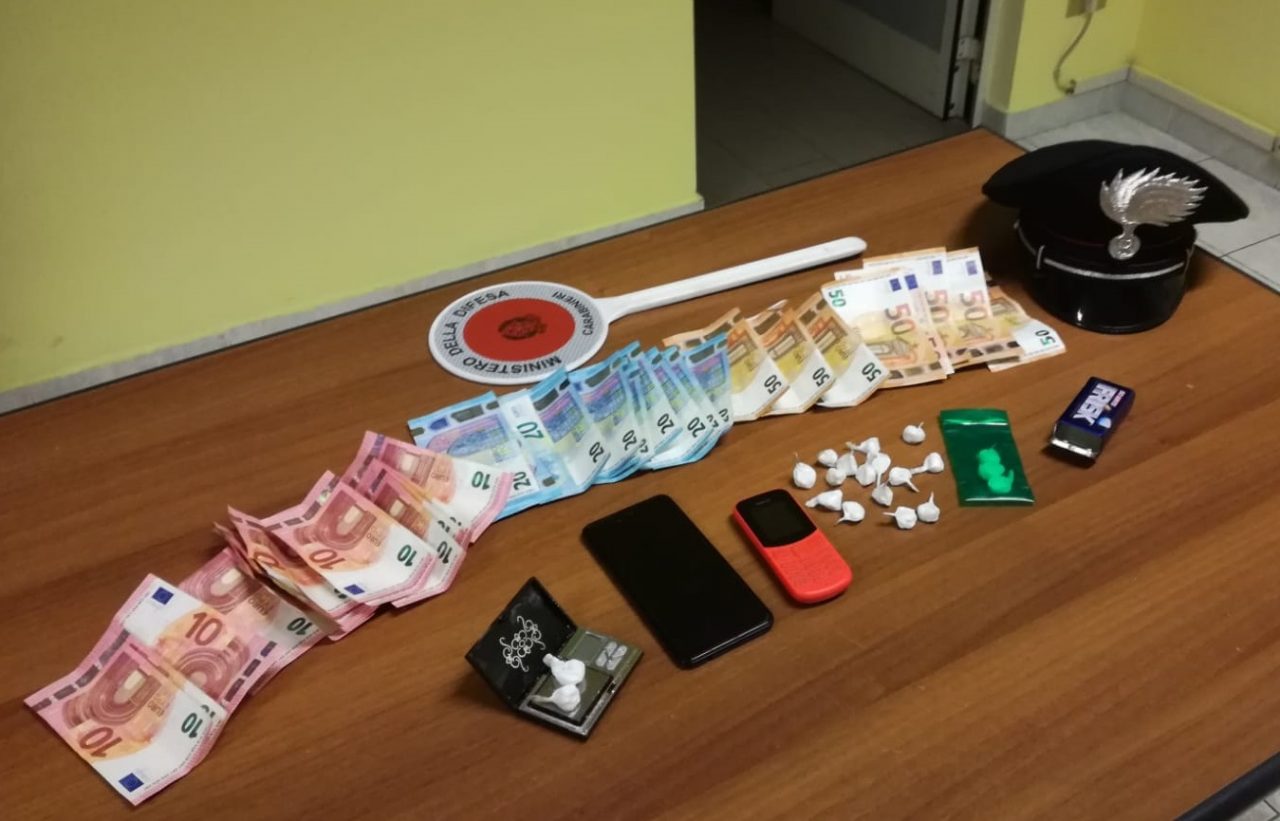 Nascondeva la cocaina nelle mattonelle del soffitto: arrestato