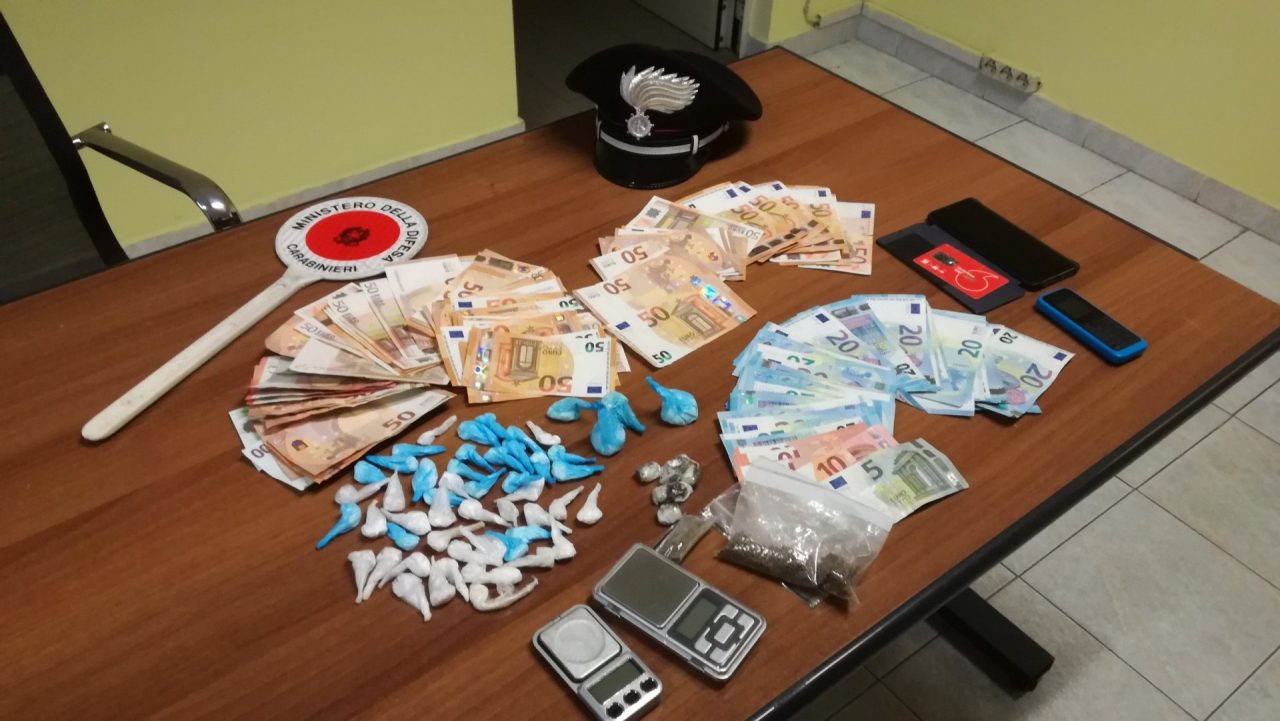 Finge di portare a spasso i cani e intanto spaccia droga