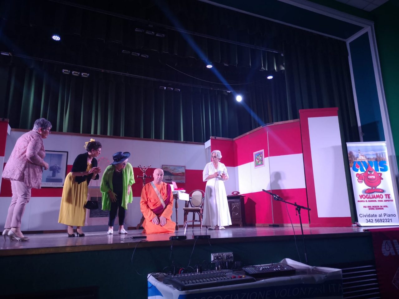 A teatro con l’Avis e la commedia “Regalo di nozze”
