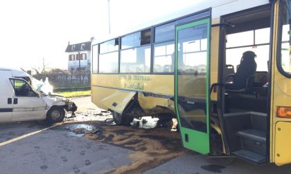 Furgone si schianta contro uno scuolabus in via Brignano FOTO