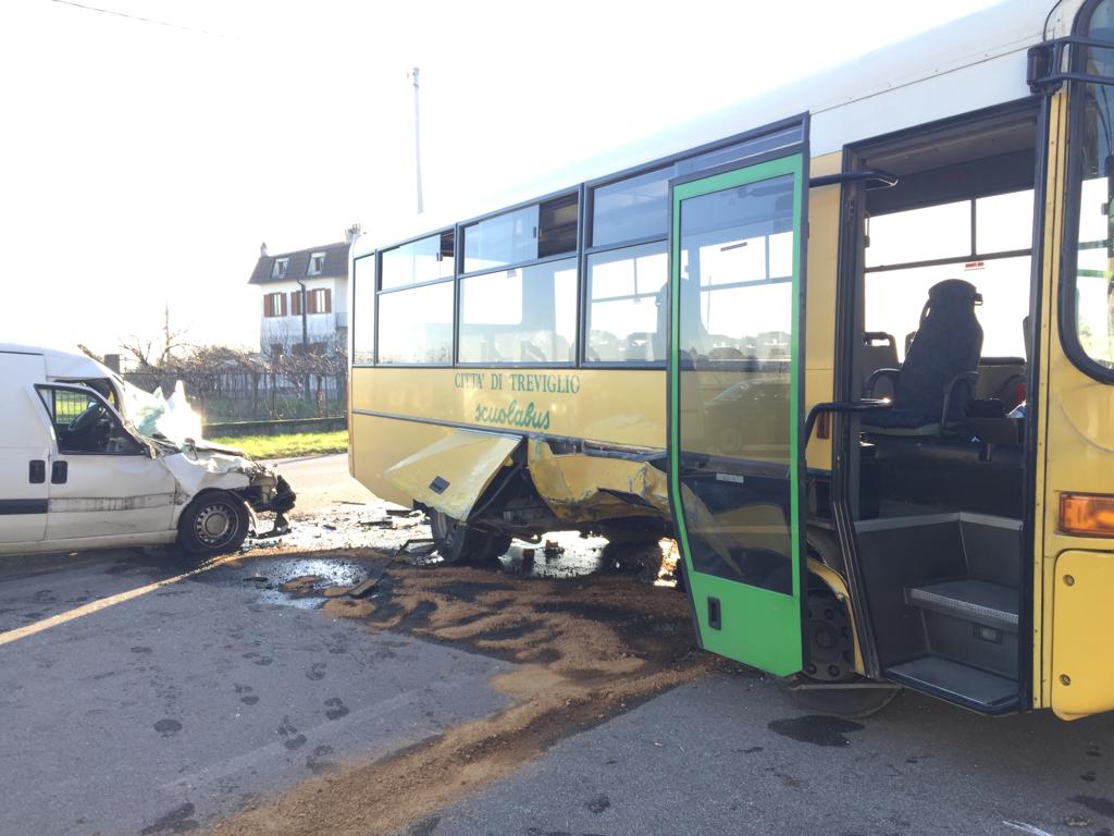 Furgone si schianta contro uno scuolabus in via Brignano FOTO