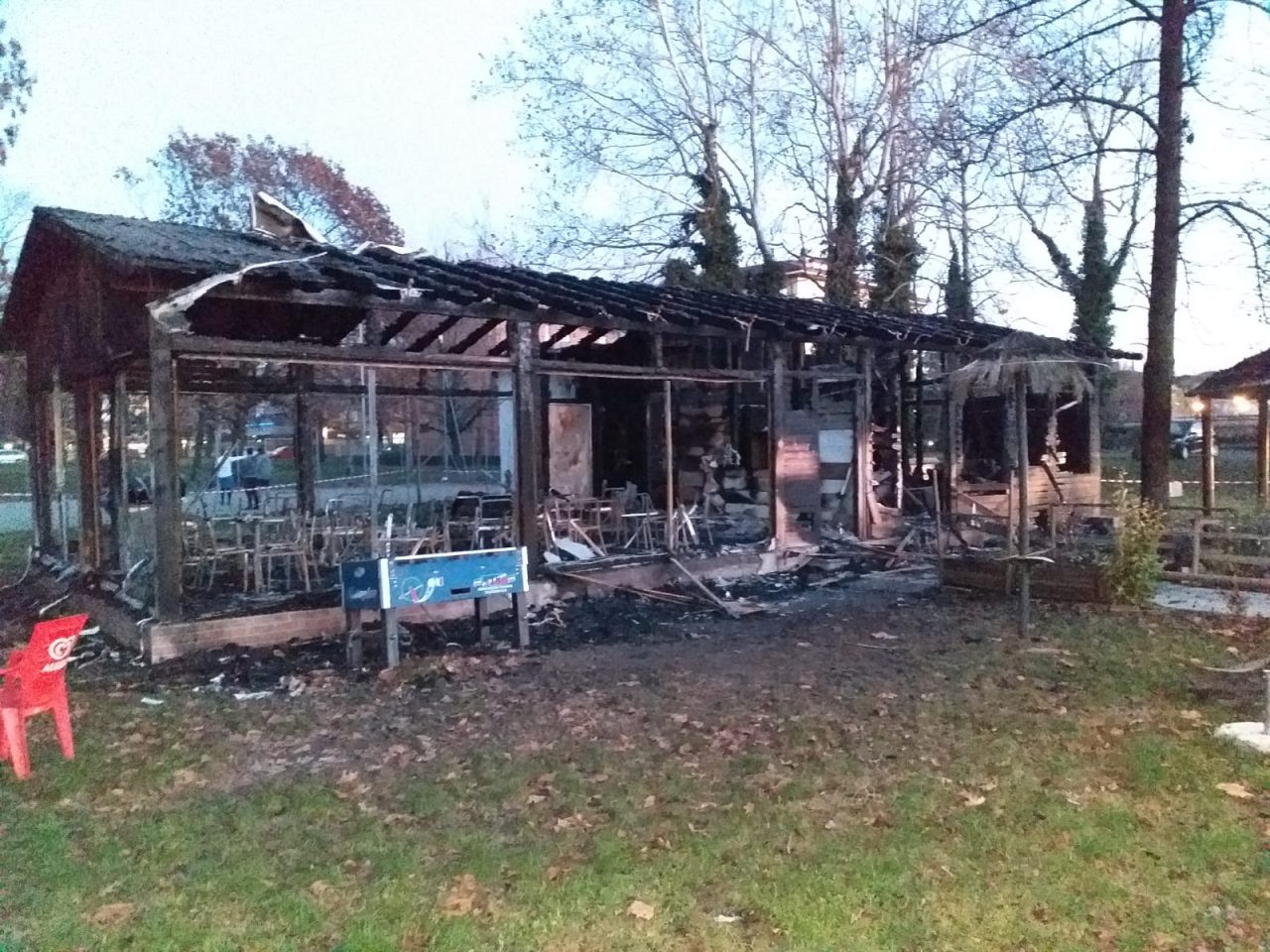 Incendio nella notte: distrutta la pizzeria “La Jungla”