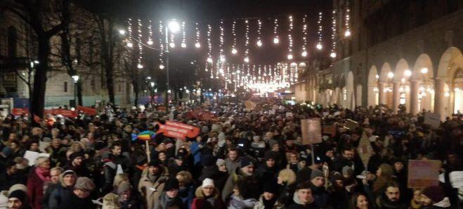 Più di mille le Sardine in piazza. Ospite a sorpresa: Ilaria Cucchi