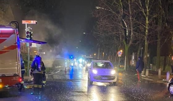 Bmw in fiamme al semaforo di Verdello