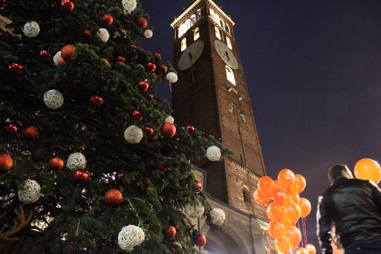 Dieci… nove… L’albero di Bcc Treviglio illumina piazza Manara VIDEO FOTO