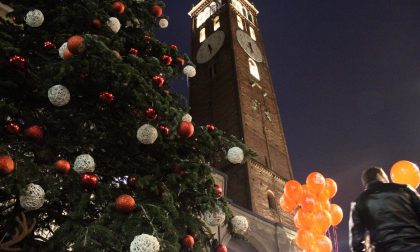 Dieci... nove... L'albero di Bcc Treviglio illumina piazza Manara VIDEO FOTO