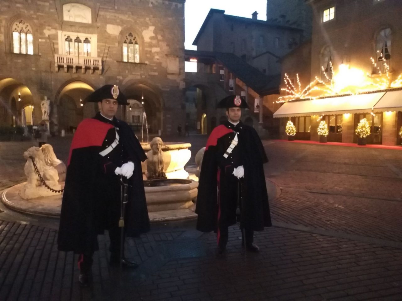 Carabinieri in alta uniforme nel centro storico di Bergamo