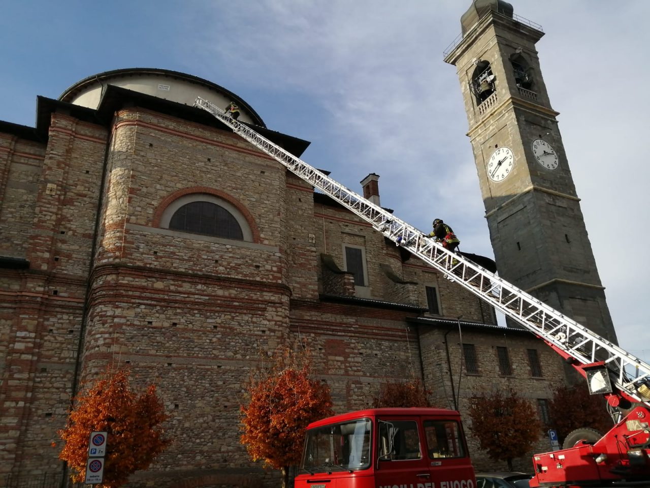 Tegole pericolanti sul tetto della chiesa, arrivano i Vigili del fuoco FOTO