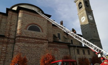 Tegole pericolanti sul tetto della chiesa, arrivano i Vigili del fuoco FOTO