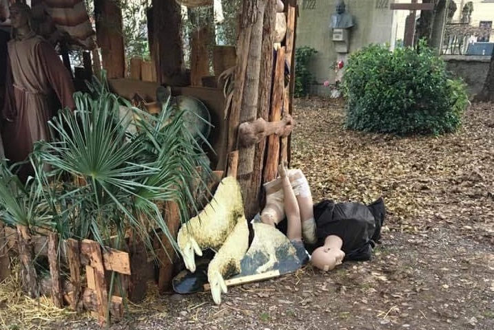 Vandali distruggono il presepe la notte di Natale