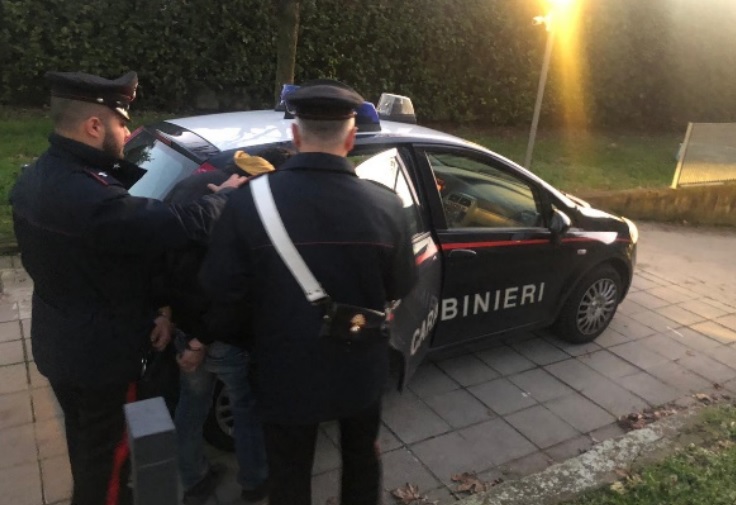 Rapina negozio con una pistola giocattolo, arrestato 34enne.