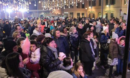 Folla in piazza Setti aspettando Santa Lucia FOTO