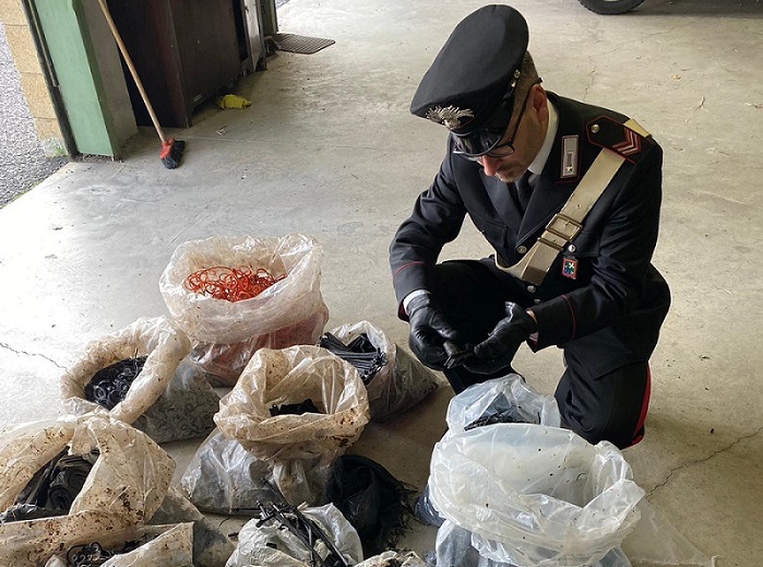 Sacchi con scarti in gomma abbandonati vicino la parco e sequestrati dai carabinieri
