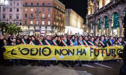 Sindaci in marcia a Milano con Liliana Segre: “L’odio non ha futuro” VIDEO