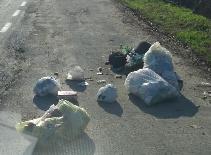 Brignano, rifiuti abbandonati in campagna: individuati e multati i responsabili