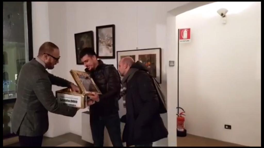 Il tapiro d’oro romanese si rivolta contro il suo creatore VIDEO