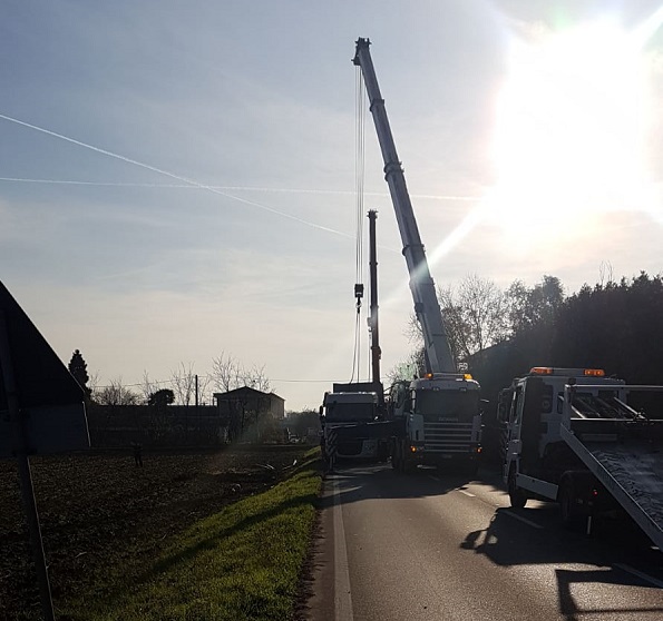 Tir si ribalta sulla Sp 42, traffico in tilt da Treviglio ad Arcene