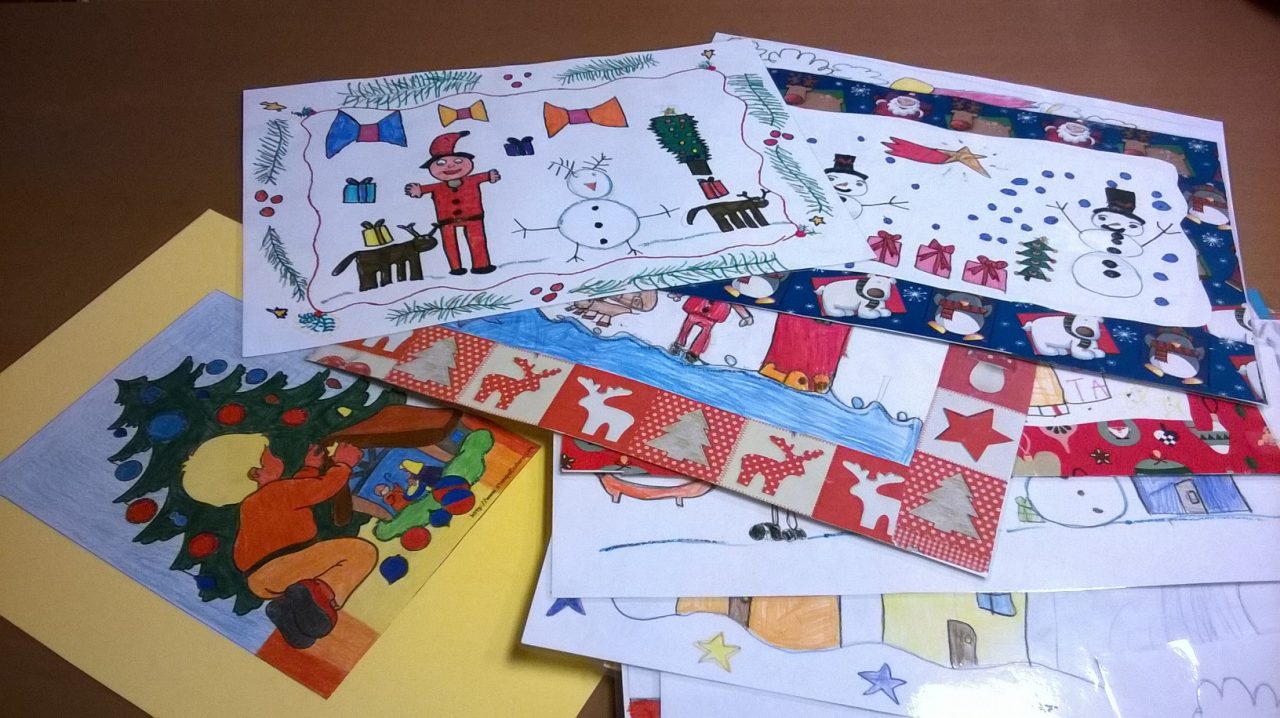 I bimbi creano le tovagliette di Natale per i nonni della casa di riposo di Brignano