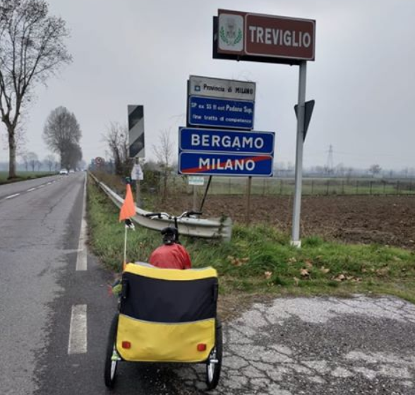 Da Barcellona a Clusone in bici: il sogno di Mariano passa anche da Treviglio FOTO