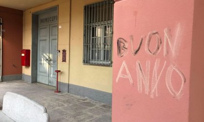 Scritte sul Municipo e panchine vandalizzate