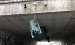 Vandali nel sottopassaggio: distrutto specchio, semaforo e cartelli
