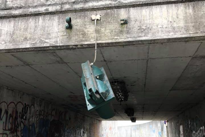 Vandali nel sottopassaggio: distrutto specchio, semaforo e cartelli