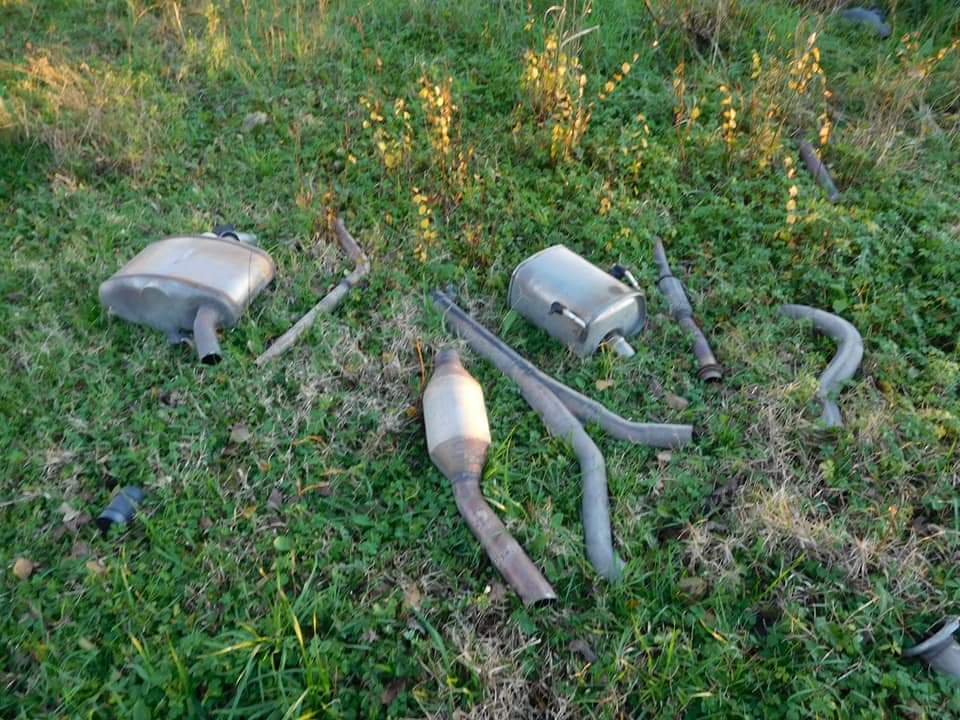 Ricambi e rifiuti abbandonati nel prato