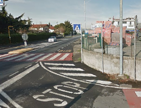 Maniaco balla nudo davanti a tre ragazzine