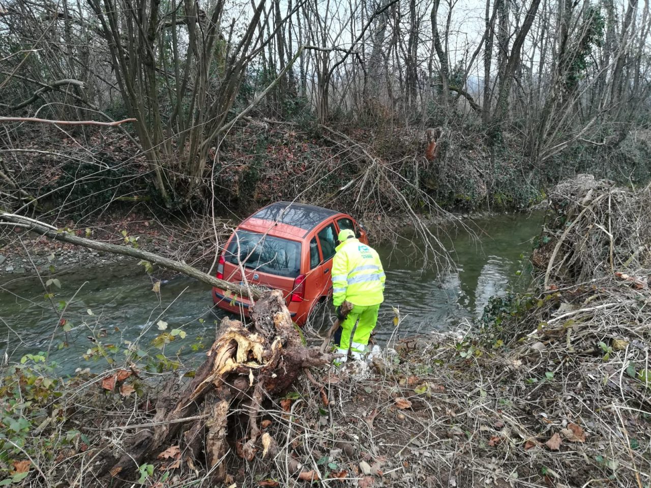 Fuori strada tra Treviglio e Pontirolo, l’auto finisce nella roggia FOTO