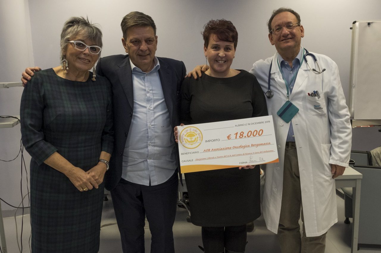 “Insieme con il sole dentro” dona 18mila euro per la ricerca sul melanoma al Papa Giovanni