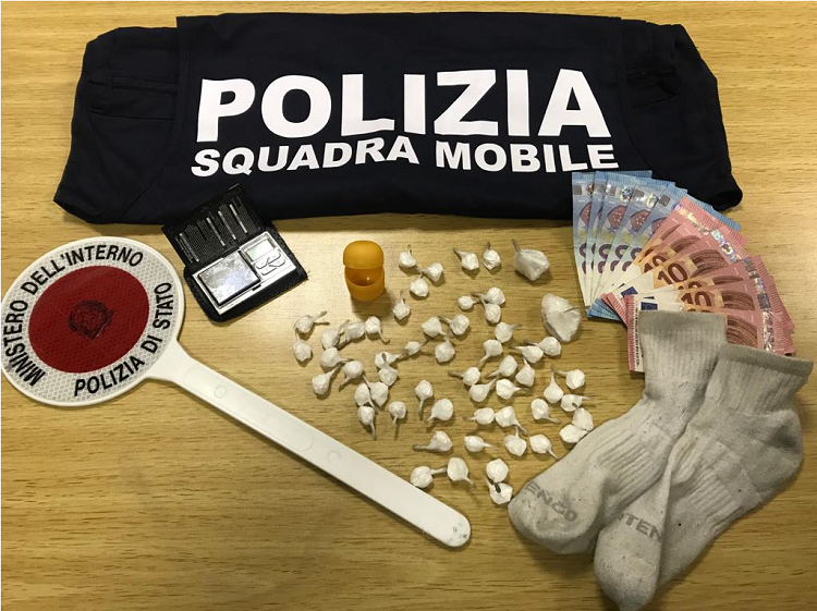 Due spacciatori in manette, nei guai per favoreggiamento anche una 57enne