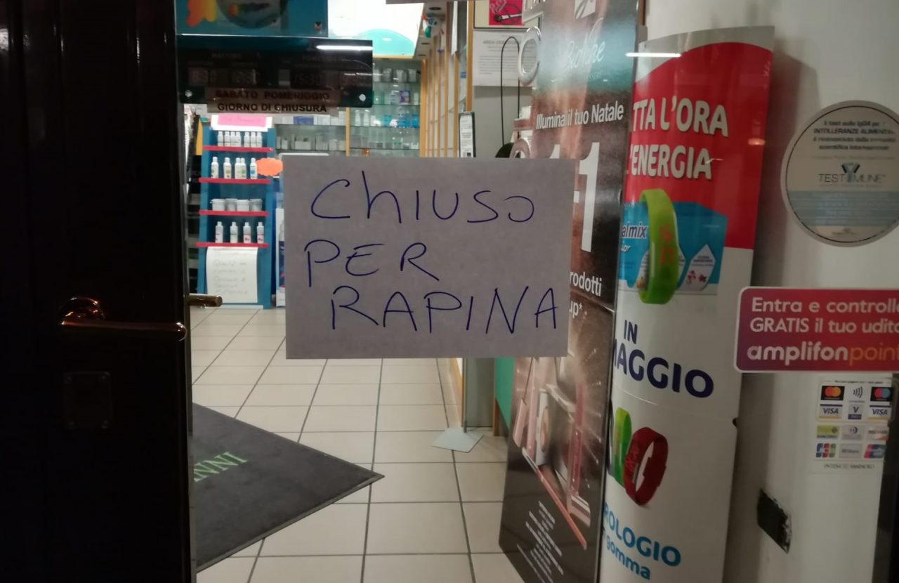 Armato di pistola rapina la farmacia FOTO