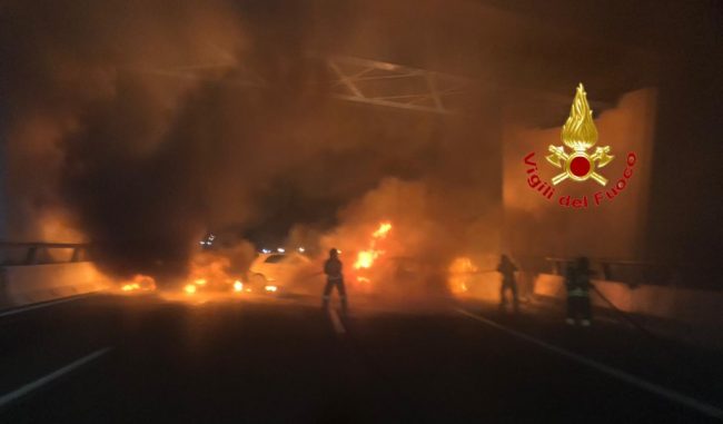 Muro di fuoco in autostrada per assaltare il portavalori VIDEO
