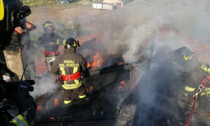 Incendio a Martinengo, distrutti 40 metri di tetto