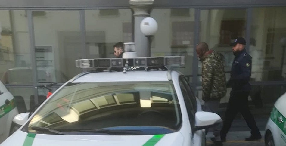Ferma un treno pieno di pendolari e aggredisce il capotreno: “Ero annoiato”