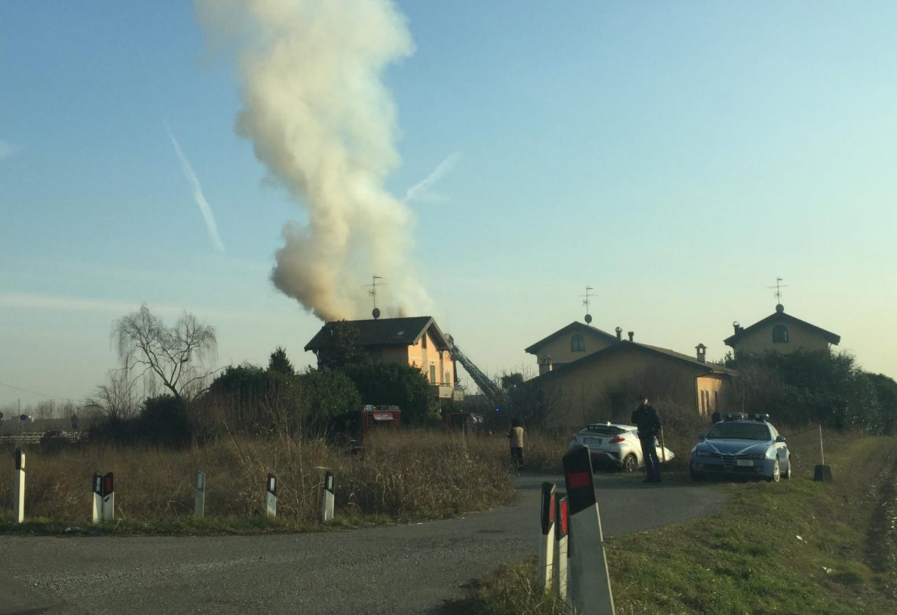 Casa in fiamme a Treviglio, sul posto i Vigili del fuoco FOTO