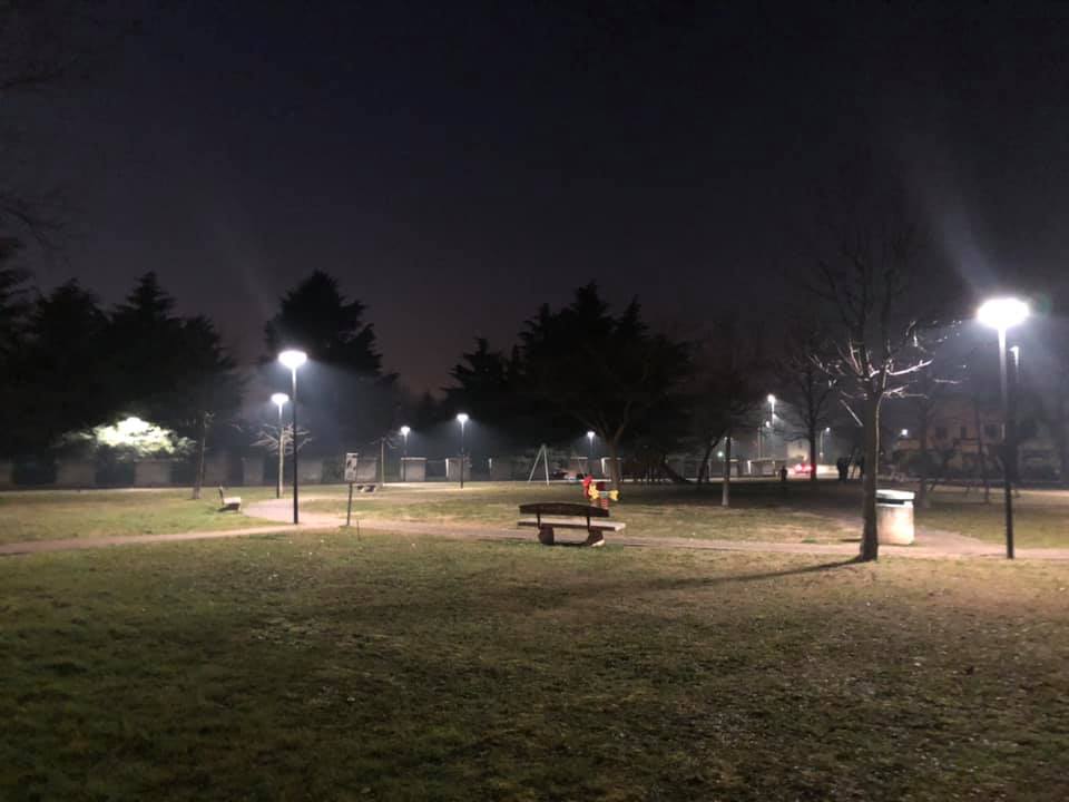 Al parco di via Einaudi si accende la (nuova) luce