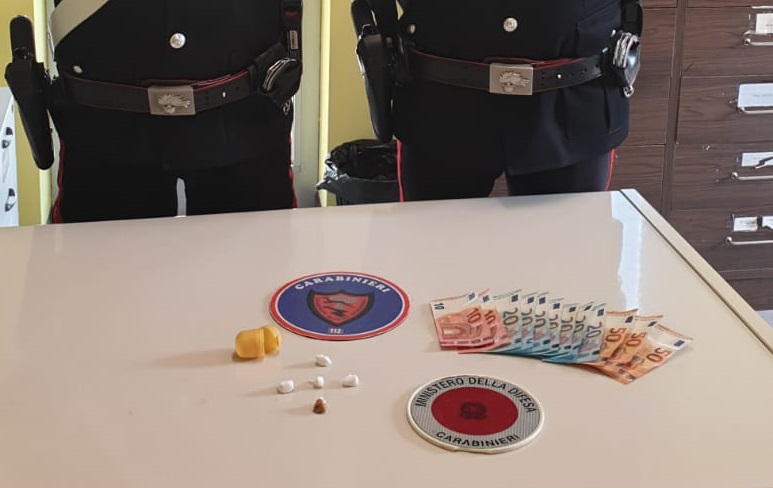 Spacciava cocaina, colto in flagrante e arrestato dai carabinieri