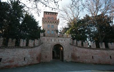 Rocca Albani imbrattata da ignoti, Zammataro: "vergogna!"