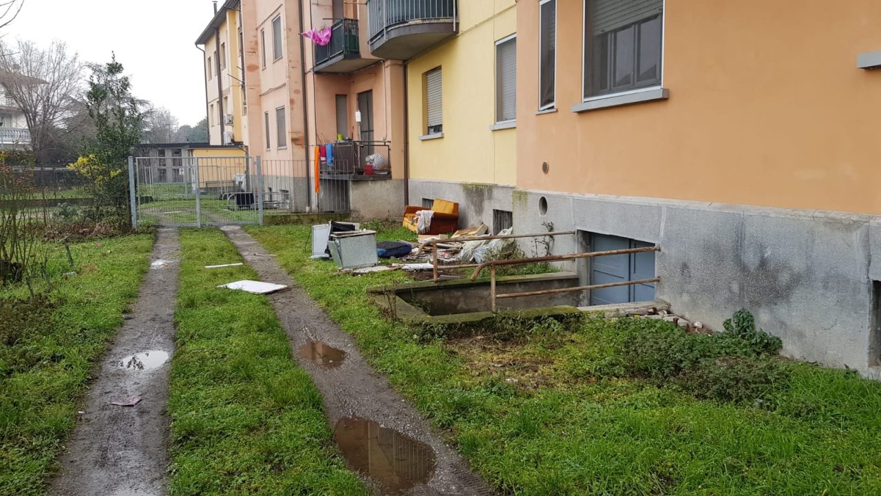 Getta i mobili dal balcone: ”Così il trasloco non è faticoso”