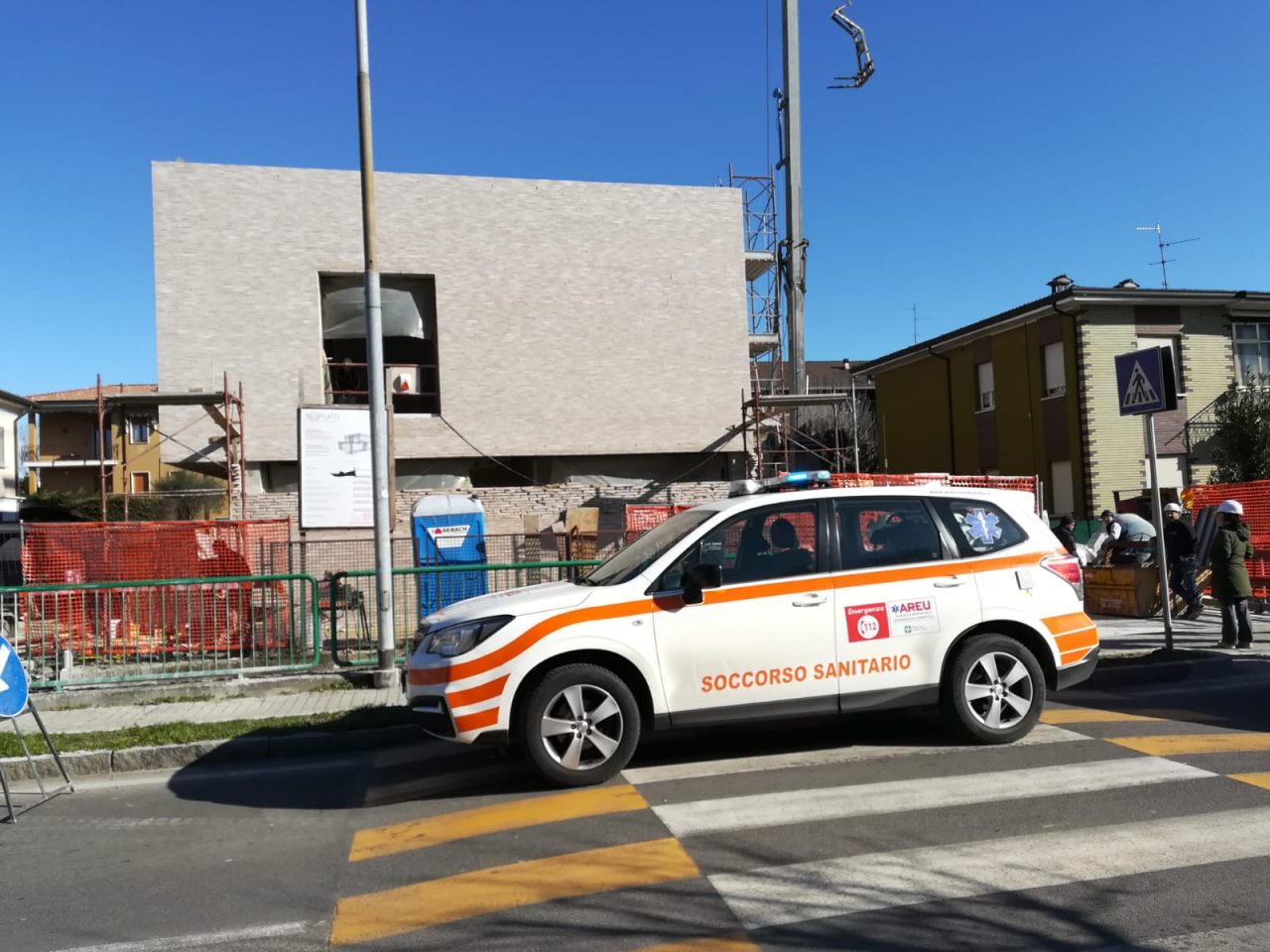 Colpito da un pezzo di legno alzato dal vento, ferito muratore 27enne