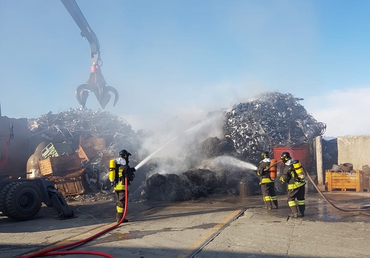 Incendio a Castel Rozzone, in fiamme una discarica di ferro e acciaio FOTO