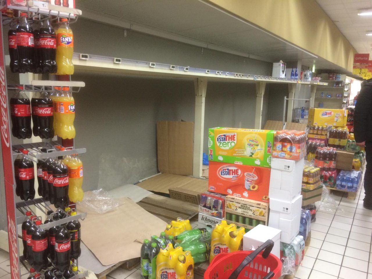 Coronavirus, starnutisce al supermercato poi scappa con la spesa