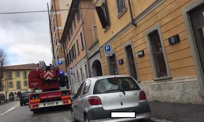 Allerta vento forte, pompieri in azione in via Cavour