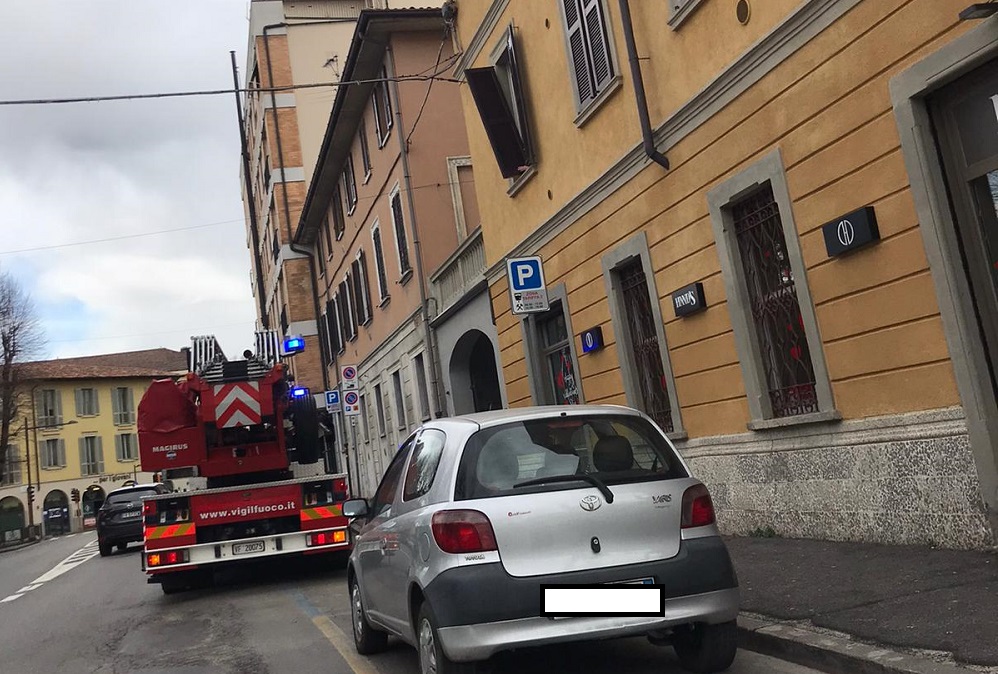Allerta vento forte, pompieri in azione in via Cavour