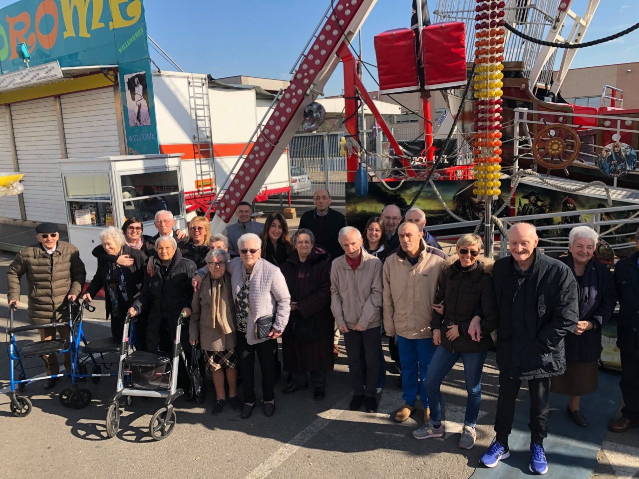 Giostre e ruota panoramica i “nonni” di Anni Sereni si divertono al Luna Park