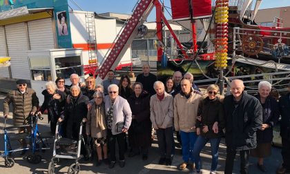 Giostre e ruota panoramica i "nonni" di Anni Sereni si divertono al Luna Park