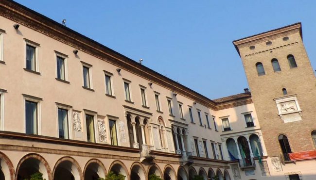 “Quel posto è mio!”: 69enne estrae il coltello, taglia le gomme a un artigiano e aggredisce pure i carabinieri