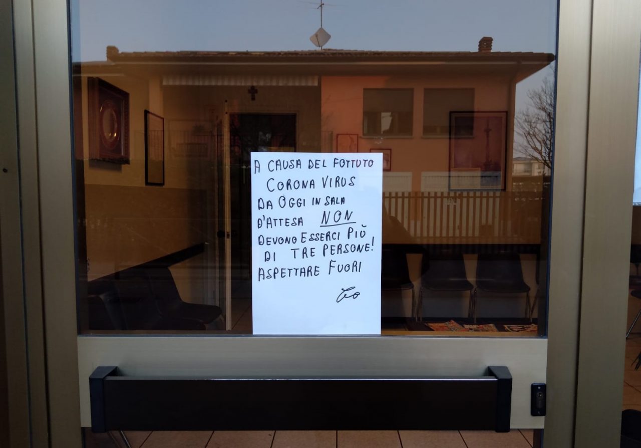 Cartello shock contro il sovraffollamento all’ambulatorio medico